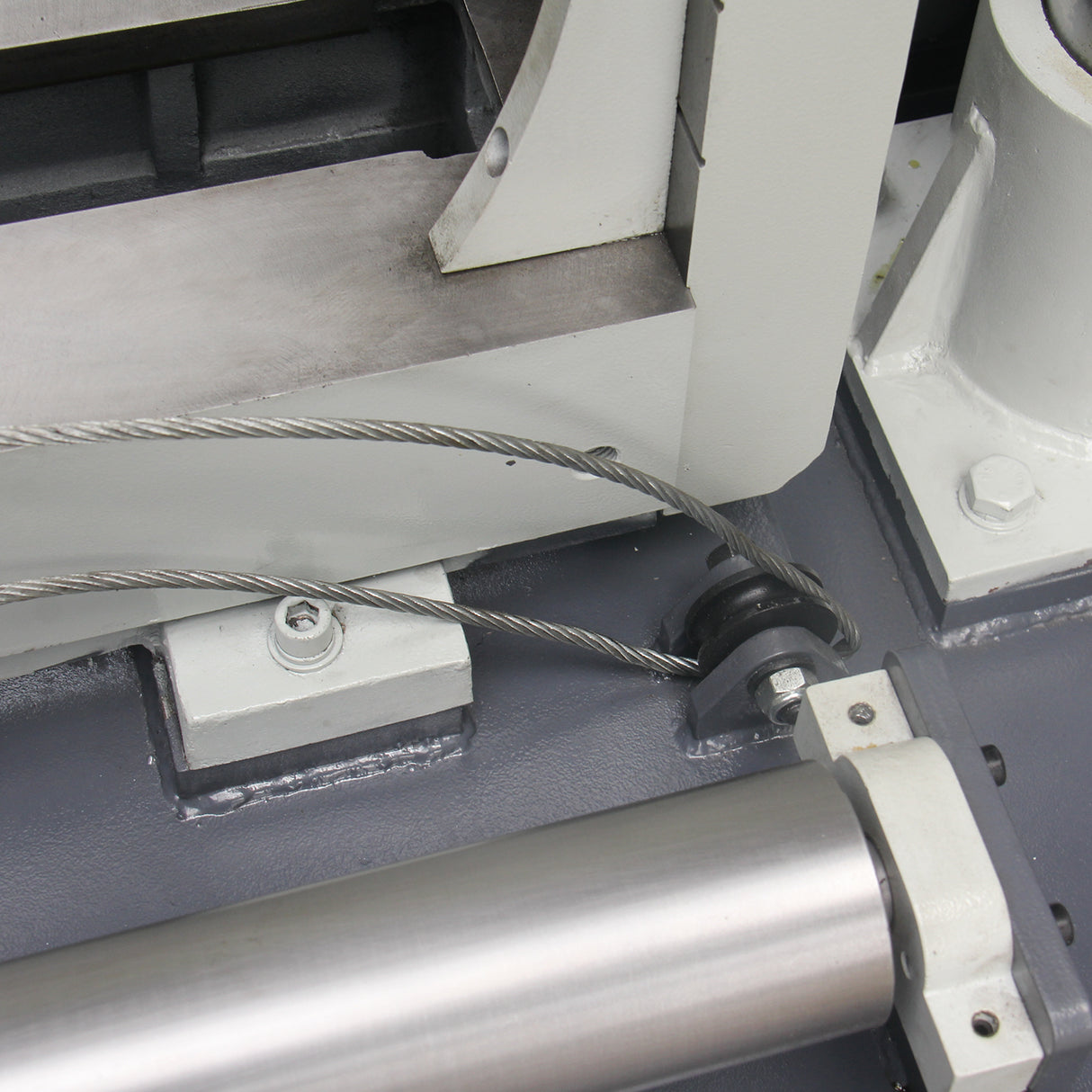 Runs on 415V power, industrial grade metal cutting band saw Standard extra clamp for hexagonal bundle material cutting